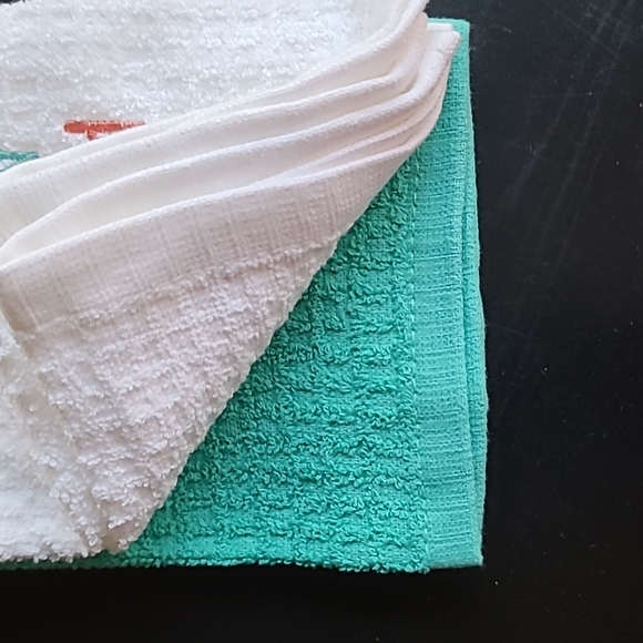 NWT 2 Beach theme embroidered decorative towels - Picture 2 of 3